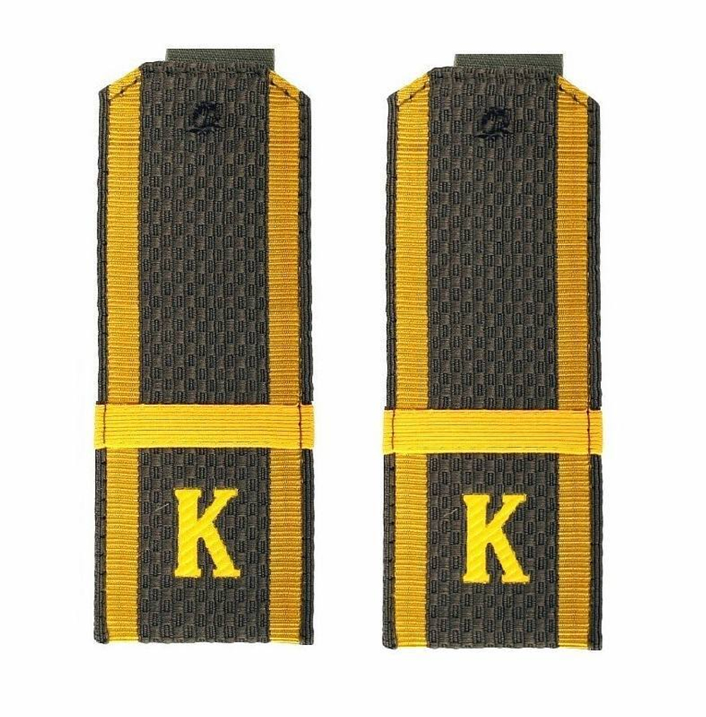 Погоны оливковые с буквой К и нашитым желтым галуном Ефрейтор