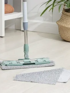 Швабра для мытья пола плоская Доляна, 2 насадки из микрофибры 42×13 см, телескопическая стальная ручка 83-125 см, цвет МИКС