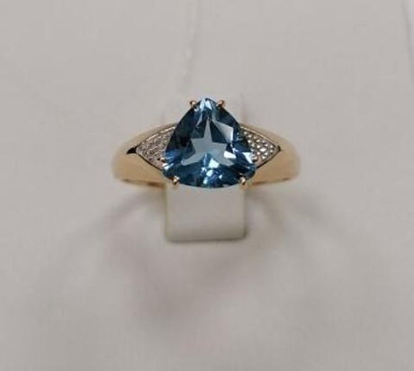 Кольцо из золота с топазами