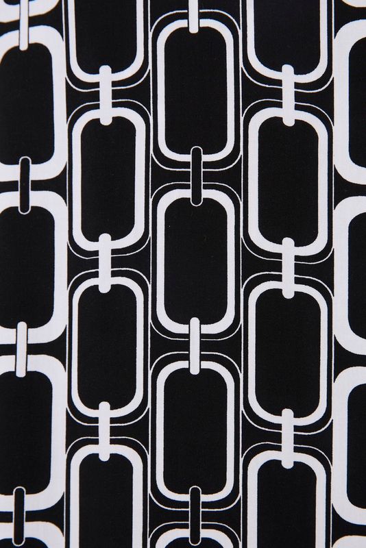 Платье-трапеция на запах, геометричный принт, черный