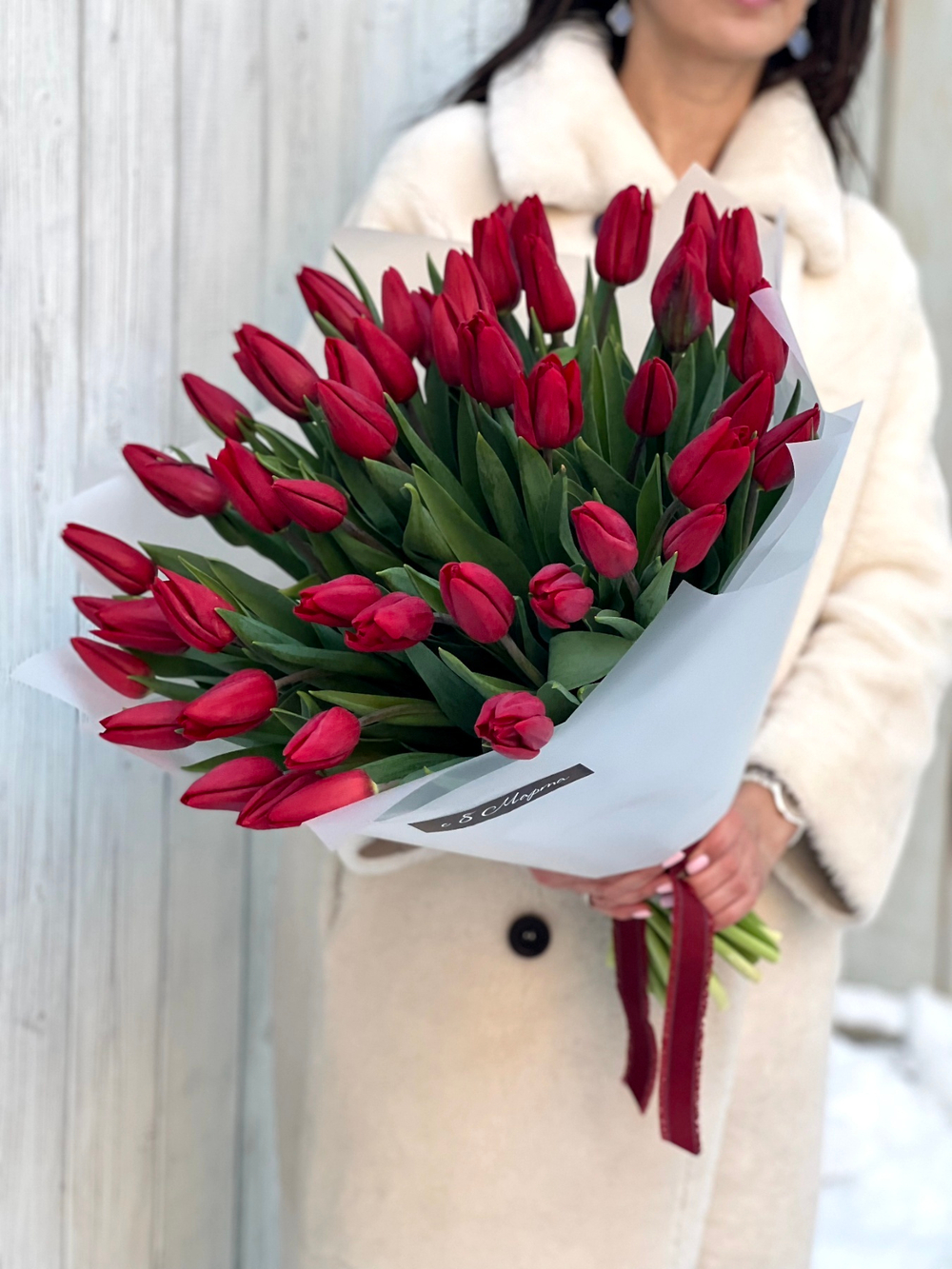 Красные тюльпаны в эффектном букете от Флора Маркет