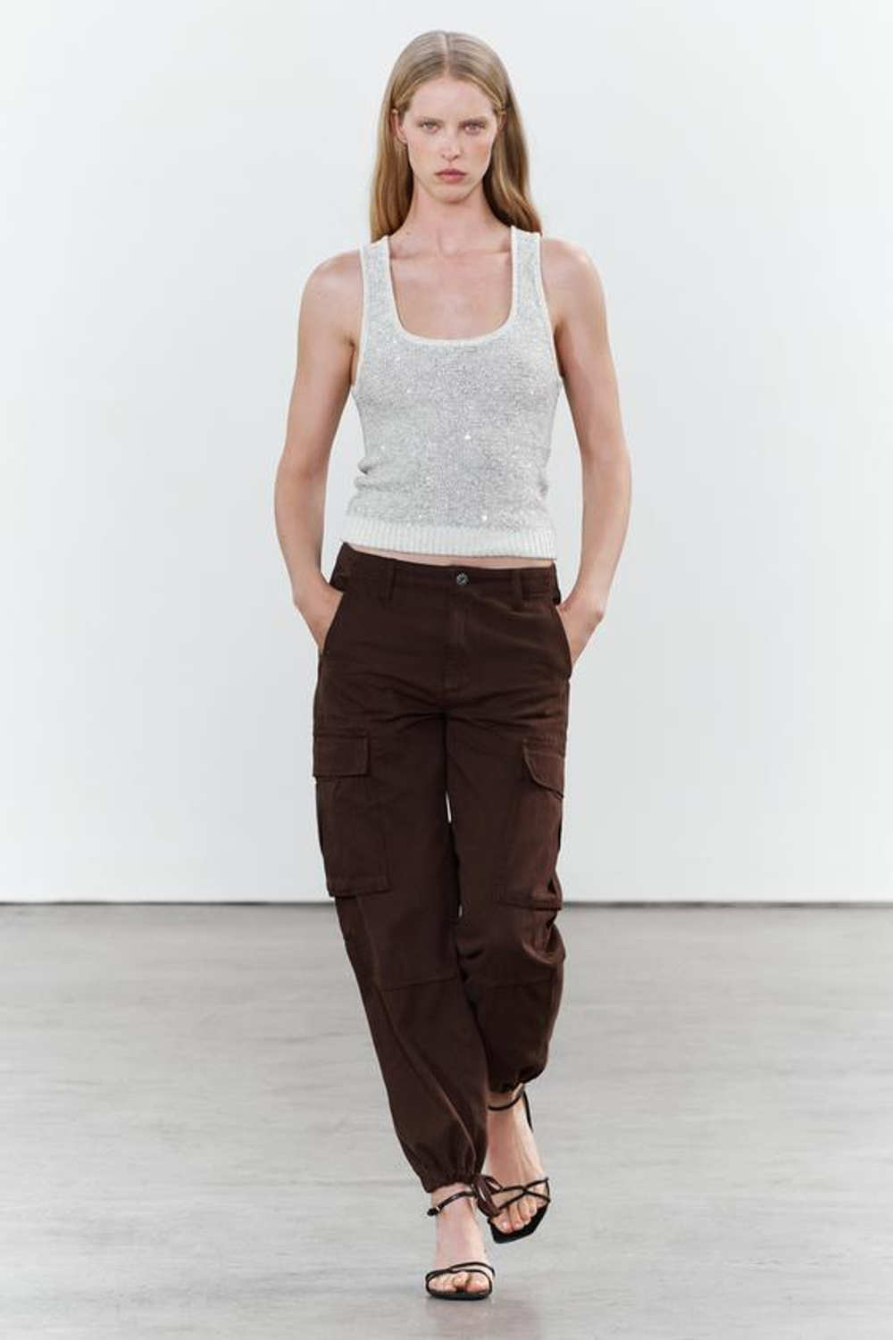 ZARA ТРИКОТАЖНЫЙ ТОП С ПАЙЕТКАМИ, СЕРЕБРИСТЫЙ