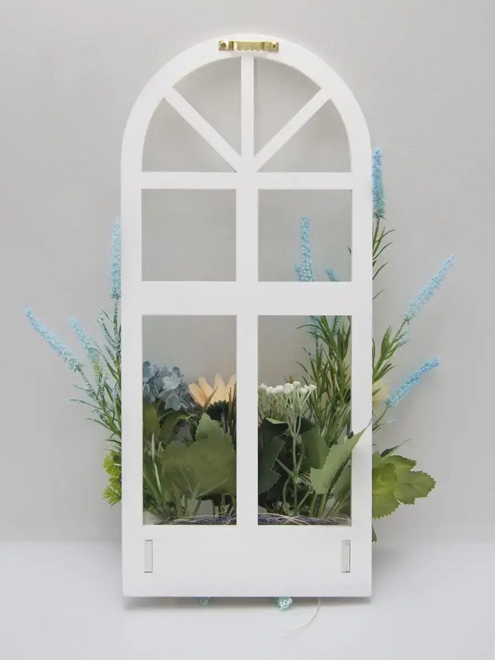 Панно на стену для интерьера "Окно с цветами"