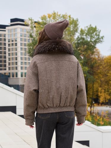 Укороченный шерстяной пуховик с мехом енота