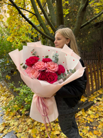 Букет красных и нежно розовых французских роз 9 штук