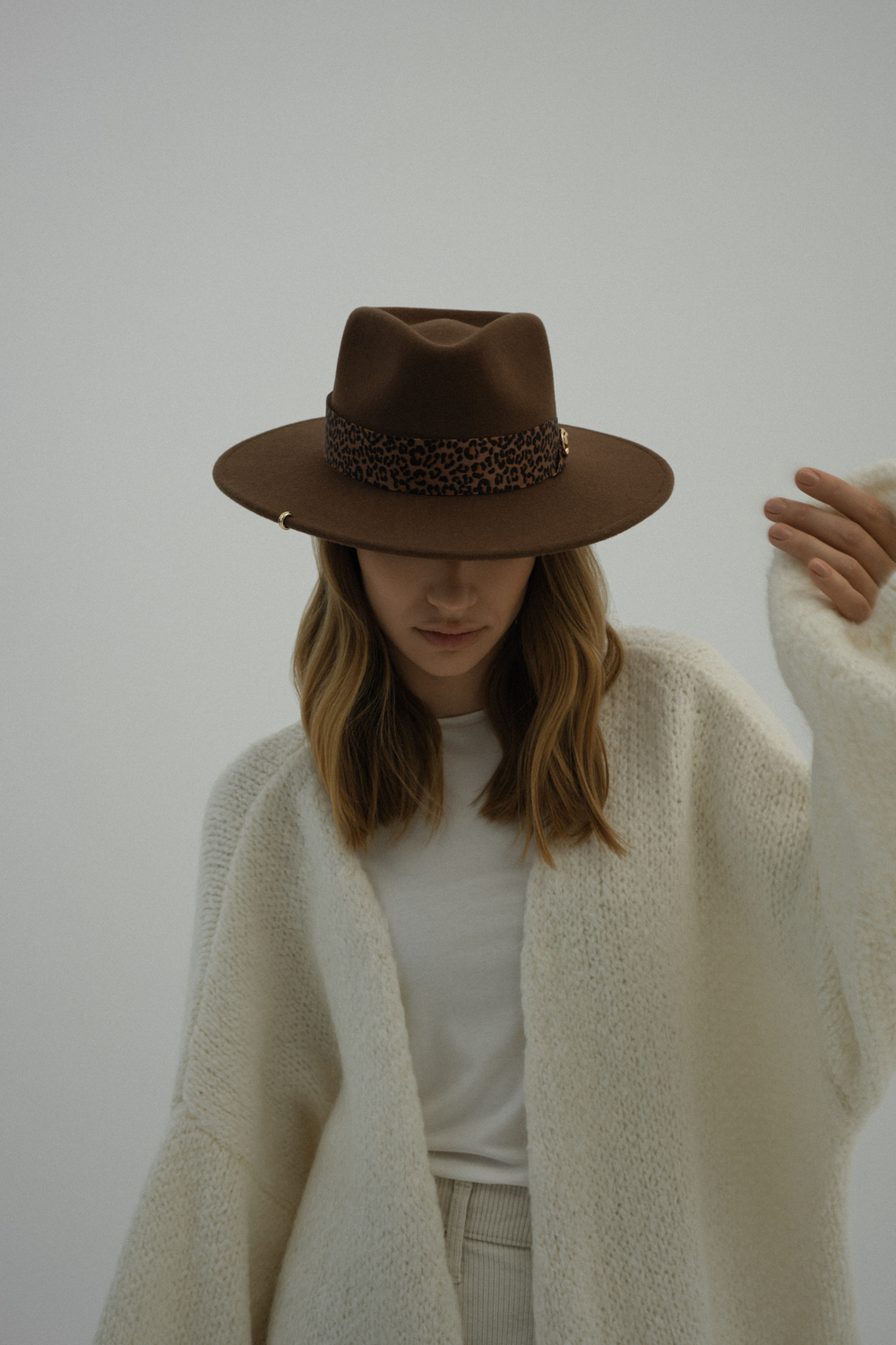 Федора FF03 широкополая с прямыми полями из фетра и лентой с анималистичным принтом/шоколад