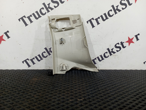 Накладка задней стойки правая