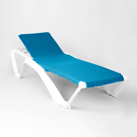 Шезлонг пластиковый с подстаканниками и гипоаллергенной тканью "МАЙАМИ". Цвет: Белый с бирюзовой тканью.