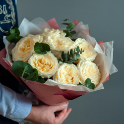 Букет садовых роз Кендилайт с эвкалиптом в оформлении