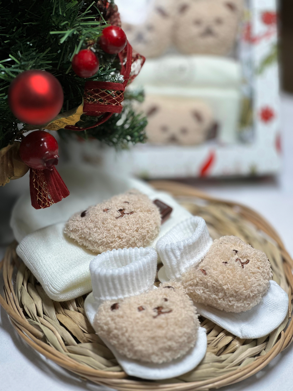 Набор Три Медведя( шапочка+ пинетки)