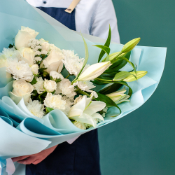 Сборный букет с белой лилией и розами