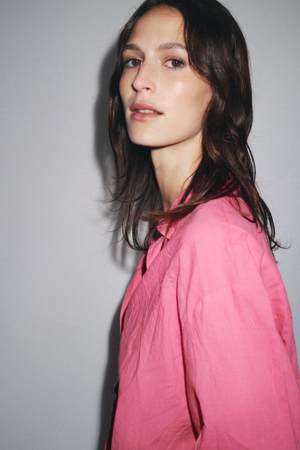 ZARA РУБАШКА ИЗ ЖАТОЙ ТКАНИ С ПУГОВИЦАМИ — ZW COLLECTION, ЦВЕТ ФУКСИИ