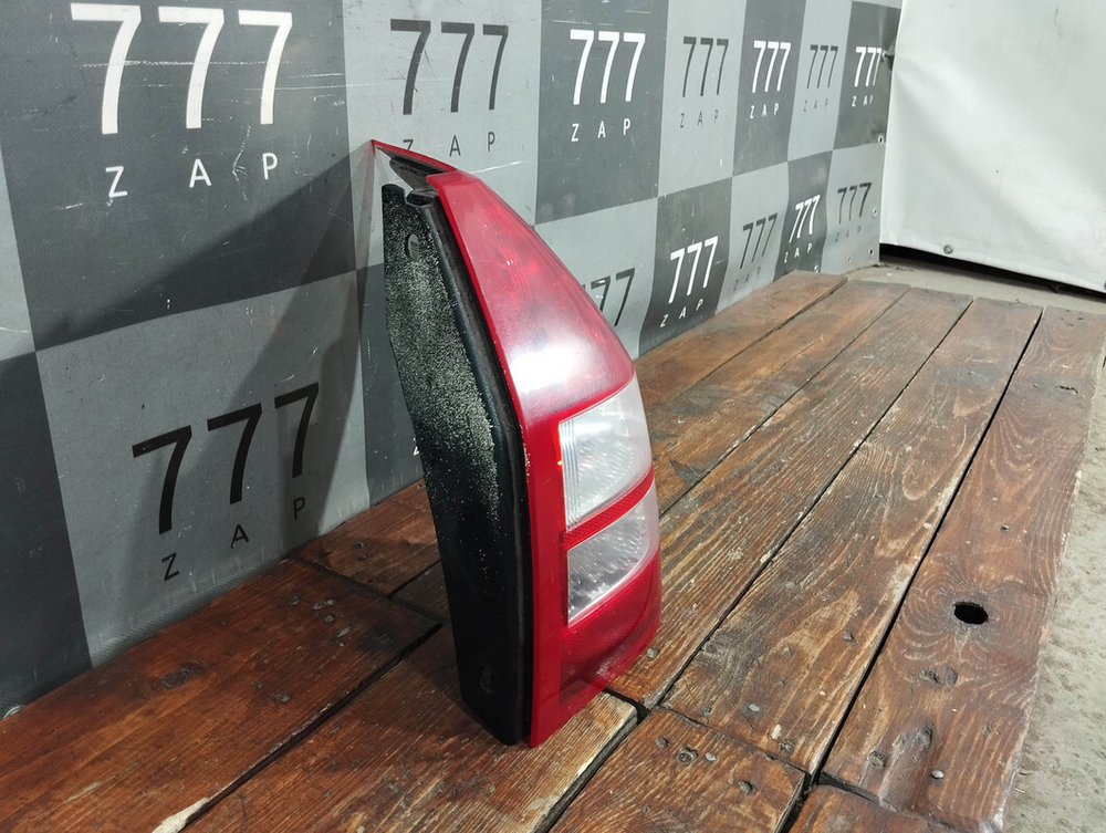 Фонарь задний правый Универсал Chrysler 300C Б/У Оригинал  4805966AH