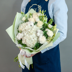 Белый букет с гоортензией и хлопком