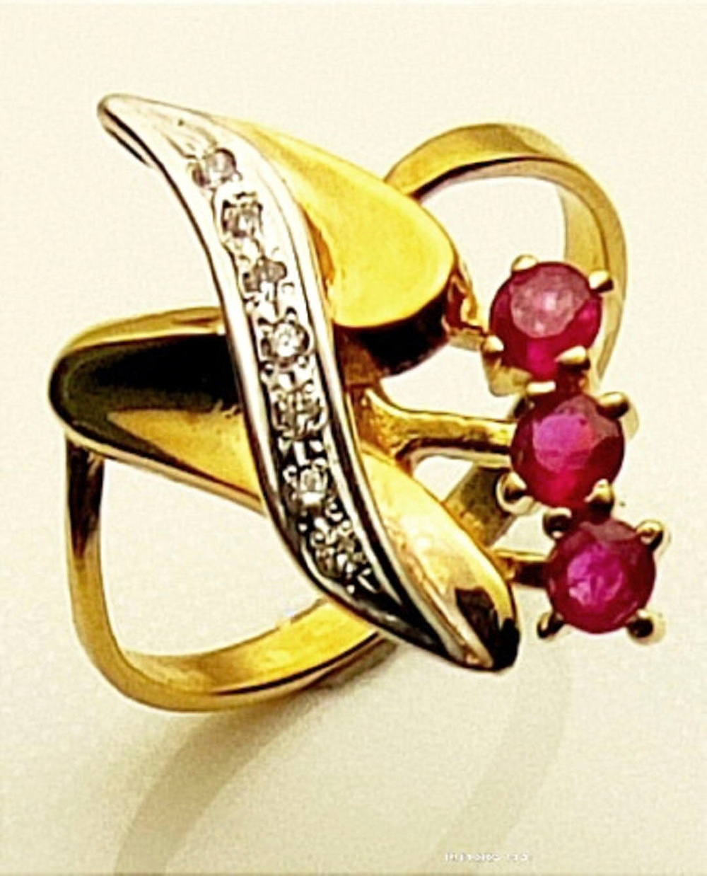 "Кольцо Эстерелла" - золото 750 пробы с рубинами и бриллиантами