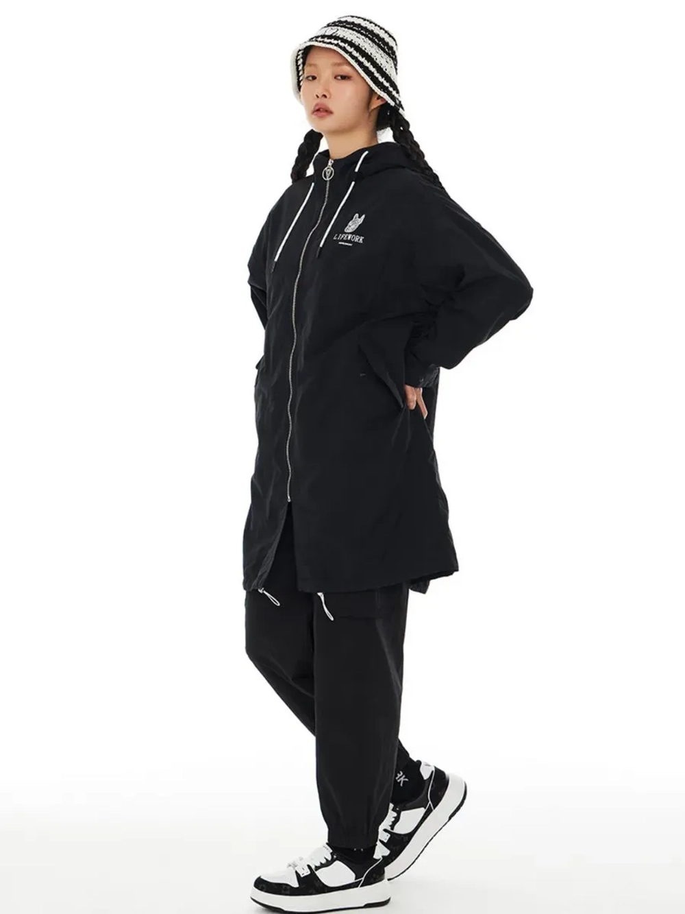 Удлиненная ветровка с капюшоном