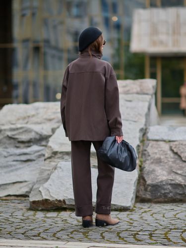 Шоколадный костюм из объемной куртки и брюк