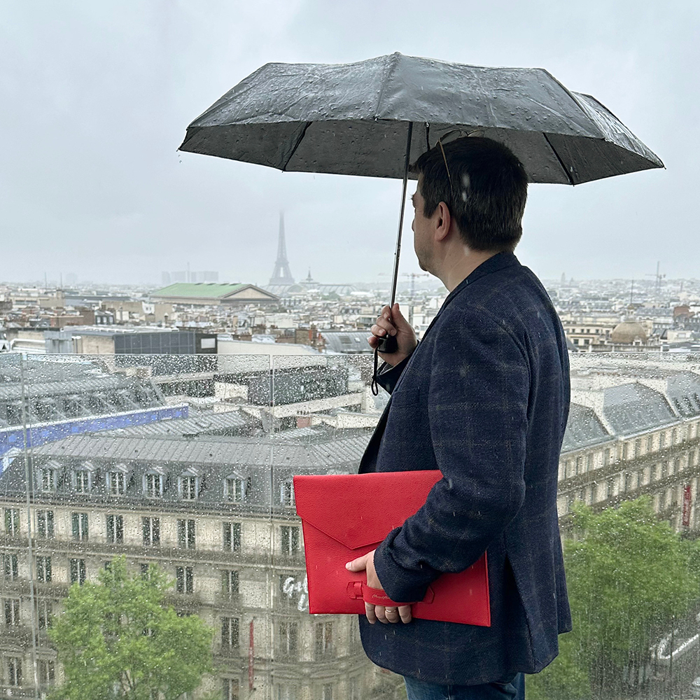 Чехол для докуметов и техники Maccase 17' из кожи теленка, красного цвета