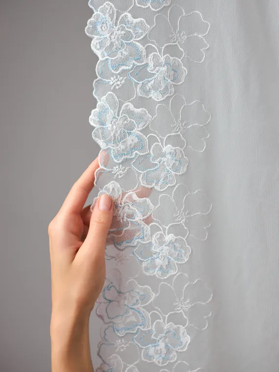 05-164 Вышивка на неэл. сетке 21 см, айвори/белый/голубой (правая)