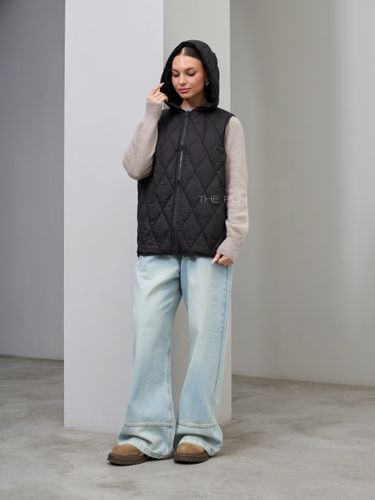 Черный утепленный жилет с капюшоном