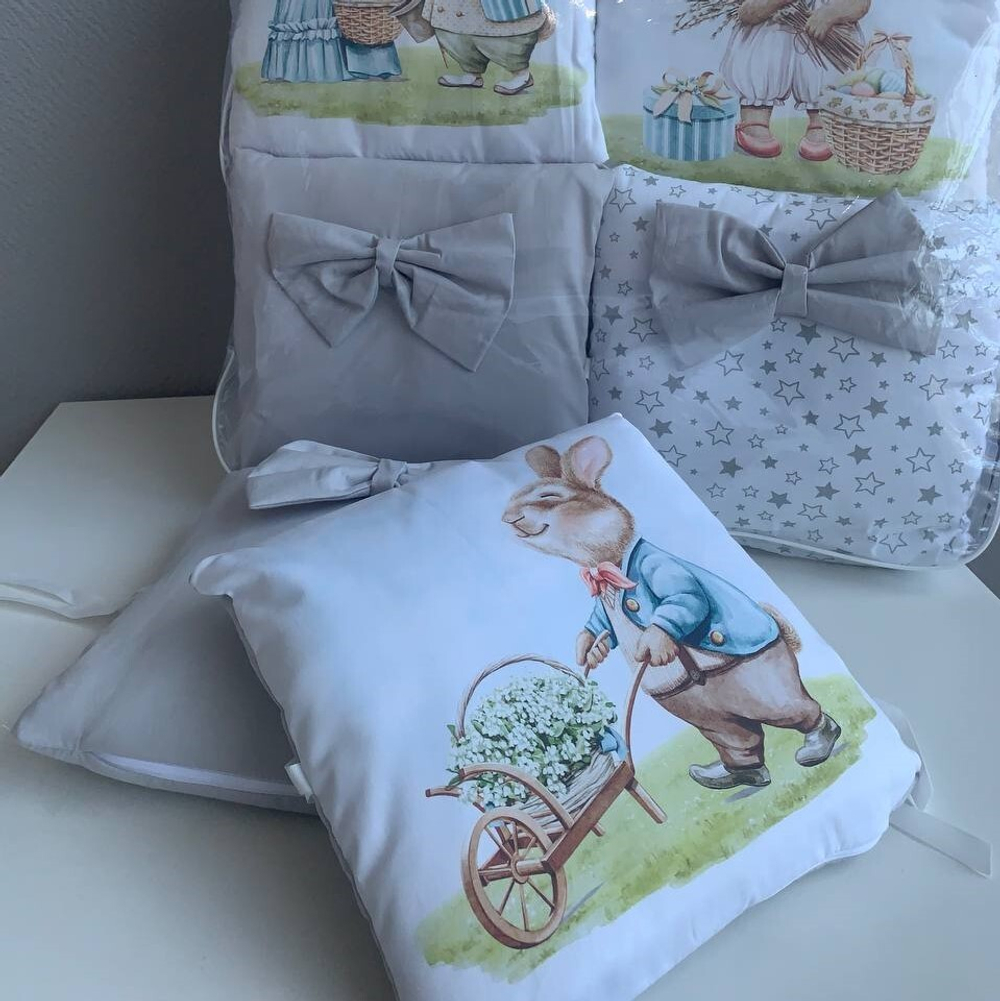Комплект в кроватку 18 предметов "Кролик почтальон", серый сатин
