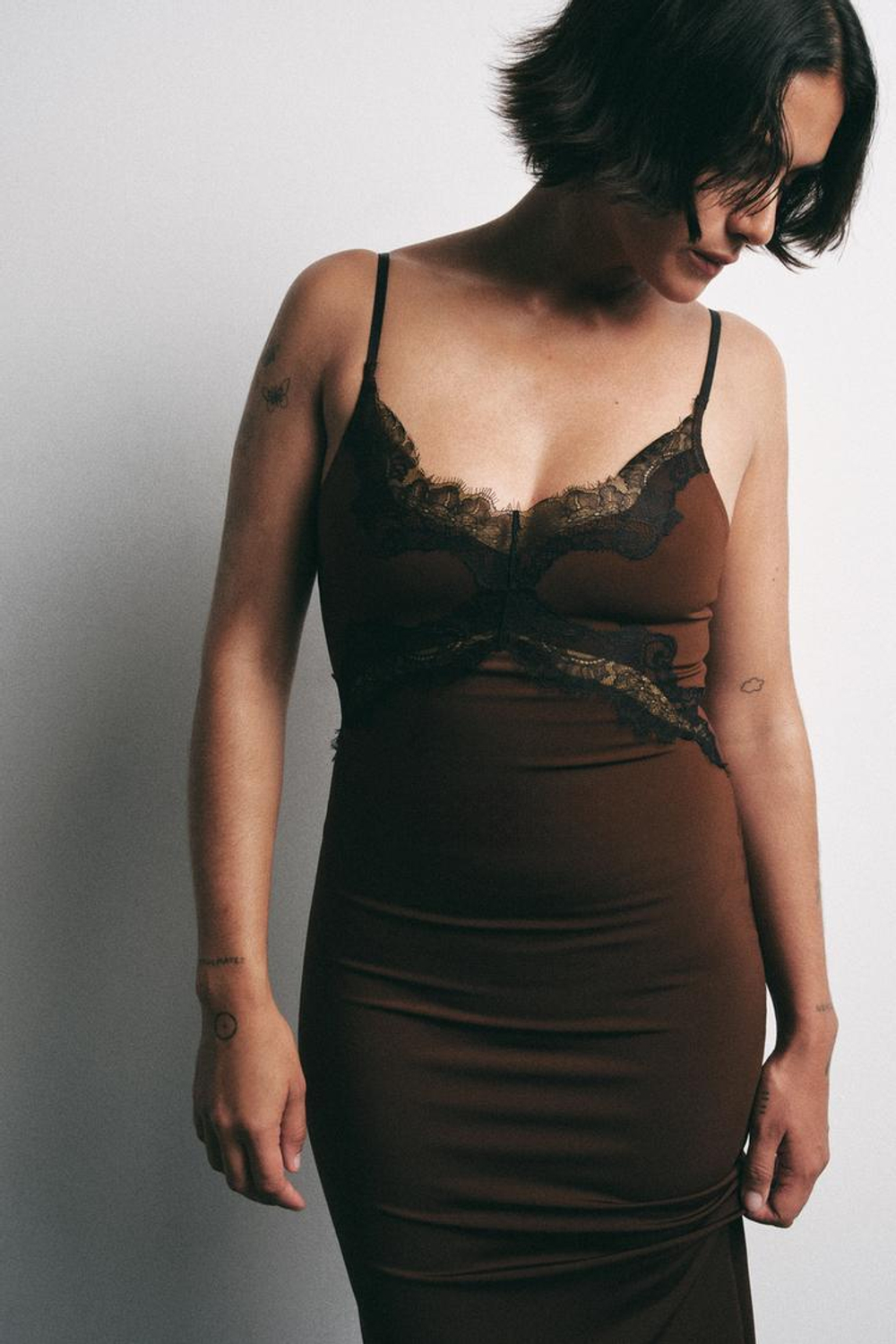 ZARA КОМБИНИРОВАННОЕ КРУЖЕВНОЕ ПЛАТЬЕ, КОРИЧНЕВЫЙ