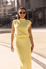 трикотажный топ в желтом цвете