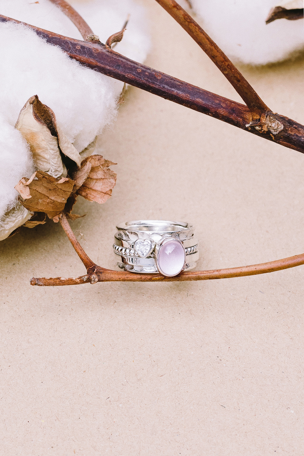 Кольцо «Мозаик» с овальным розовым кварцем и сердечком белый циркон