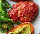 Мясные котлеты с зеленой фасолью, песто и хрустящим хлебом Мясные котлеты с зеленой фасолью, песто и хрустящим хлебом