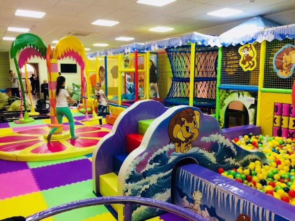 Горка с подсветкой для сухого бассейна