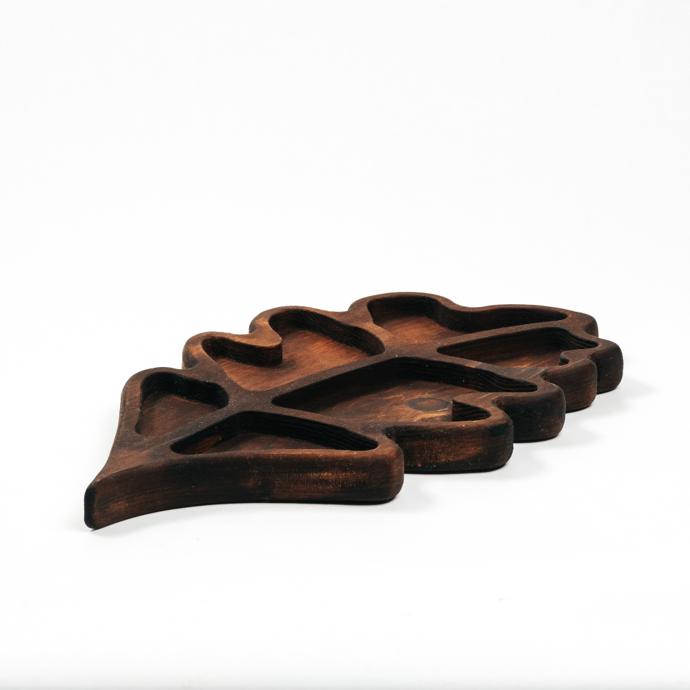 Деревянная менажница "дубовый лист" из кедра для подачи блюд и закусок