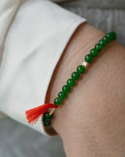 браслет из нефрита с золотым мятым листом (4 мм)