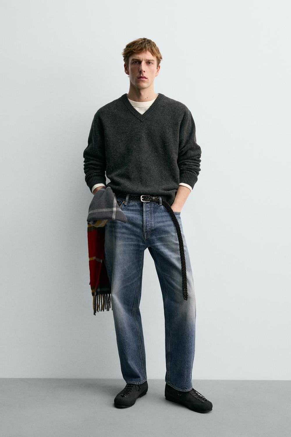 ZARA Х AARON LEVINE ШЕРСТЯНОЙ СВИТЕР С V-ОБРАЗНЫМ ВЫРЕЗОМ, АНТРАЦИТОВО-СЕРЫЙ