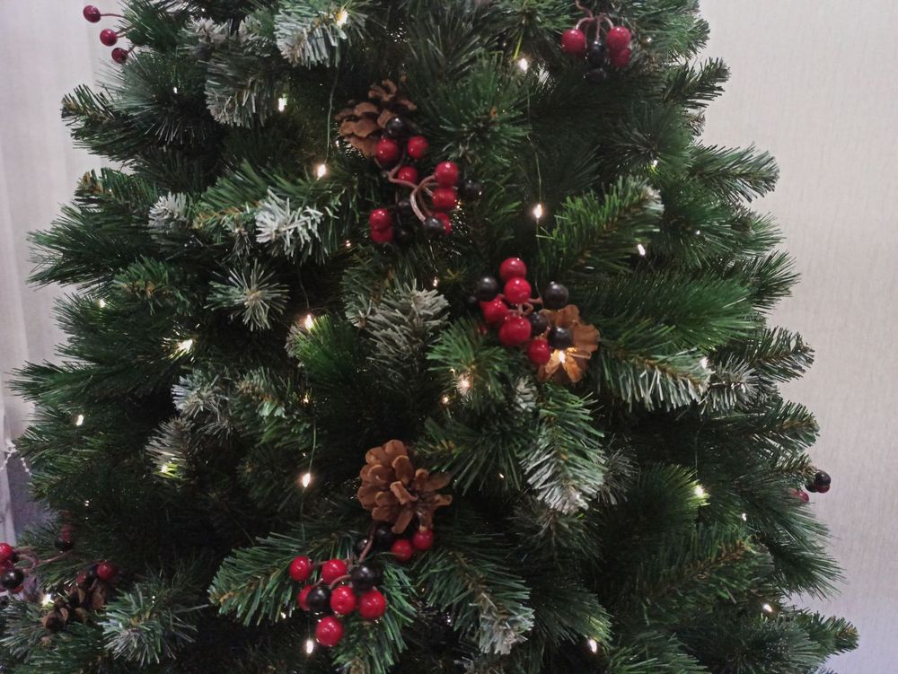 Заснеженная елка с шишками и ягодами «Очарование» (Леска+пвх) 210 см / 2.1 м