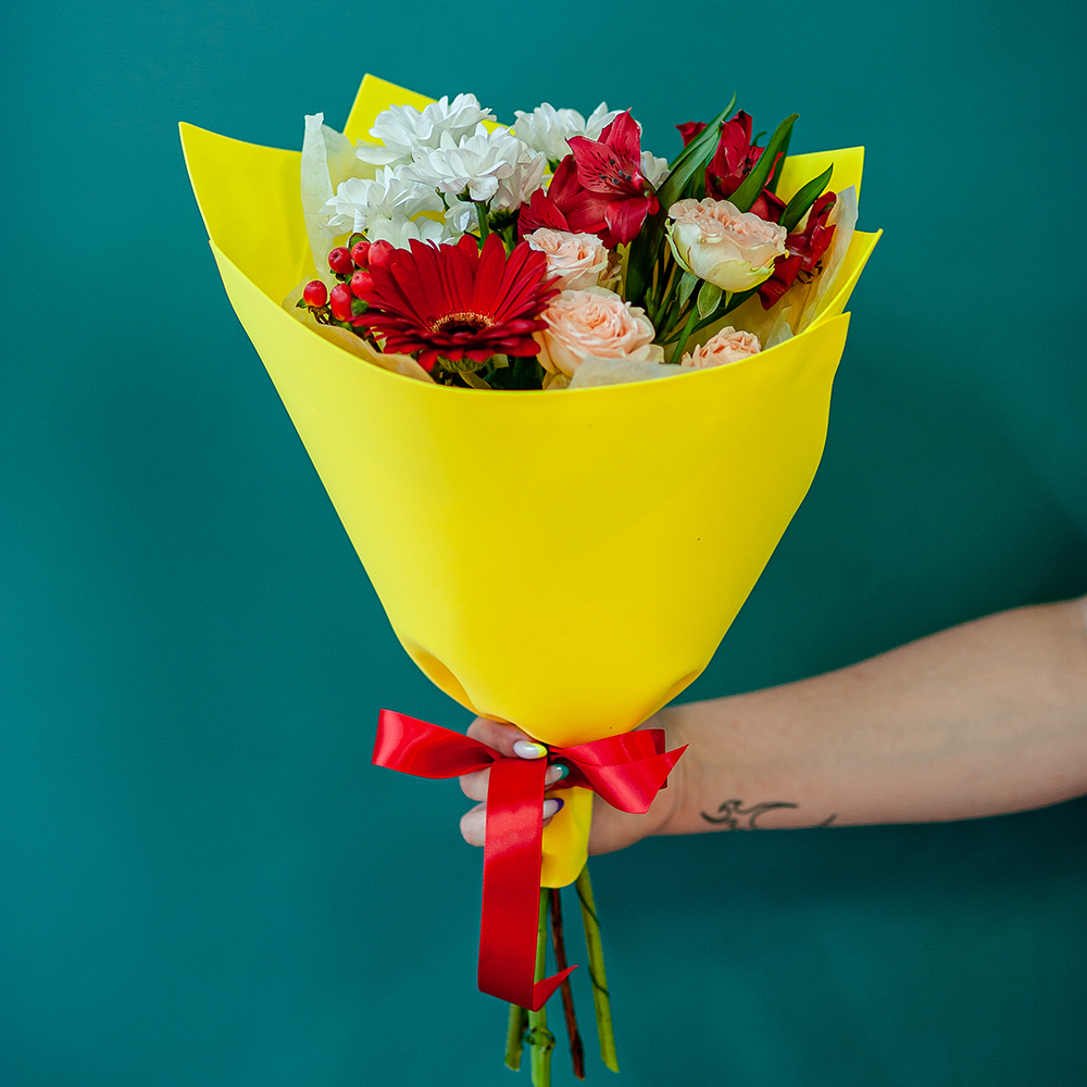 Мини букет с красной герберой в желтом оформлении