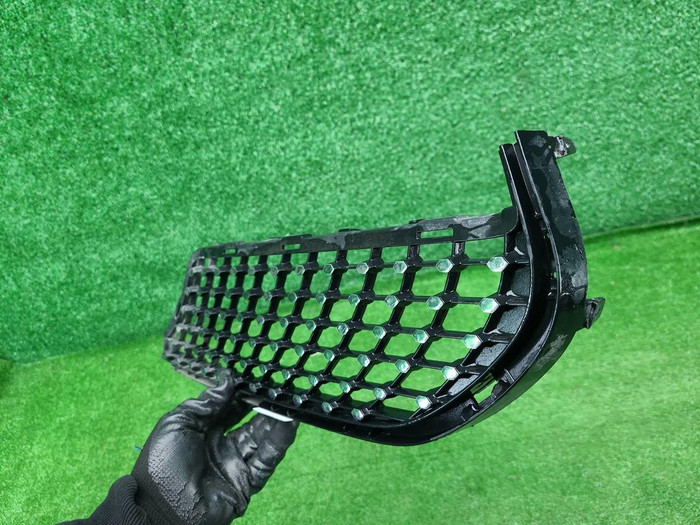 Решетка радиатора левая Mercedes GLE V167 (18-24)