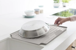 Brabantia Сушилка для посуды на серой раковине