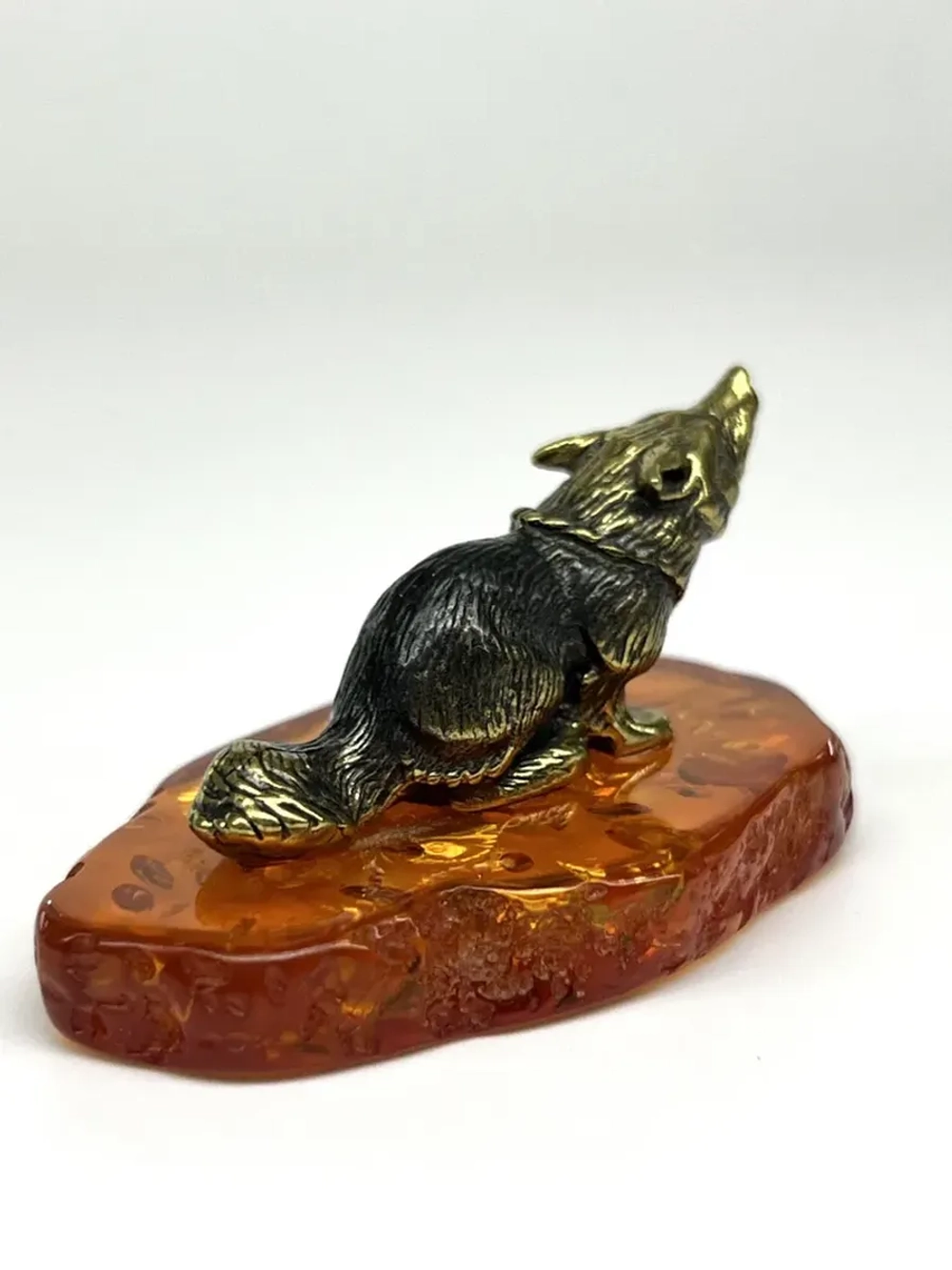 Бронзовая статуэтка на янтаре