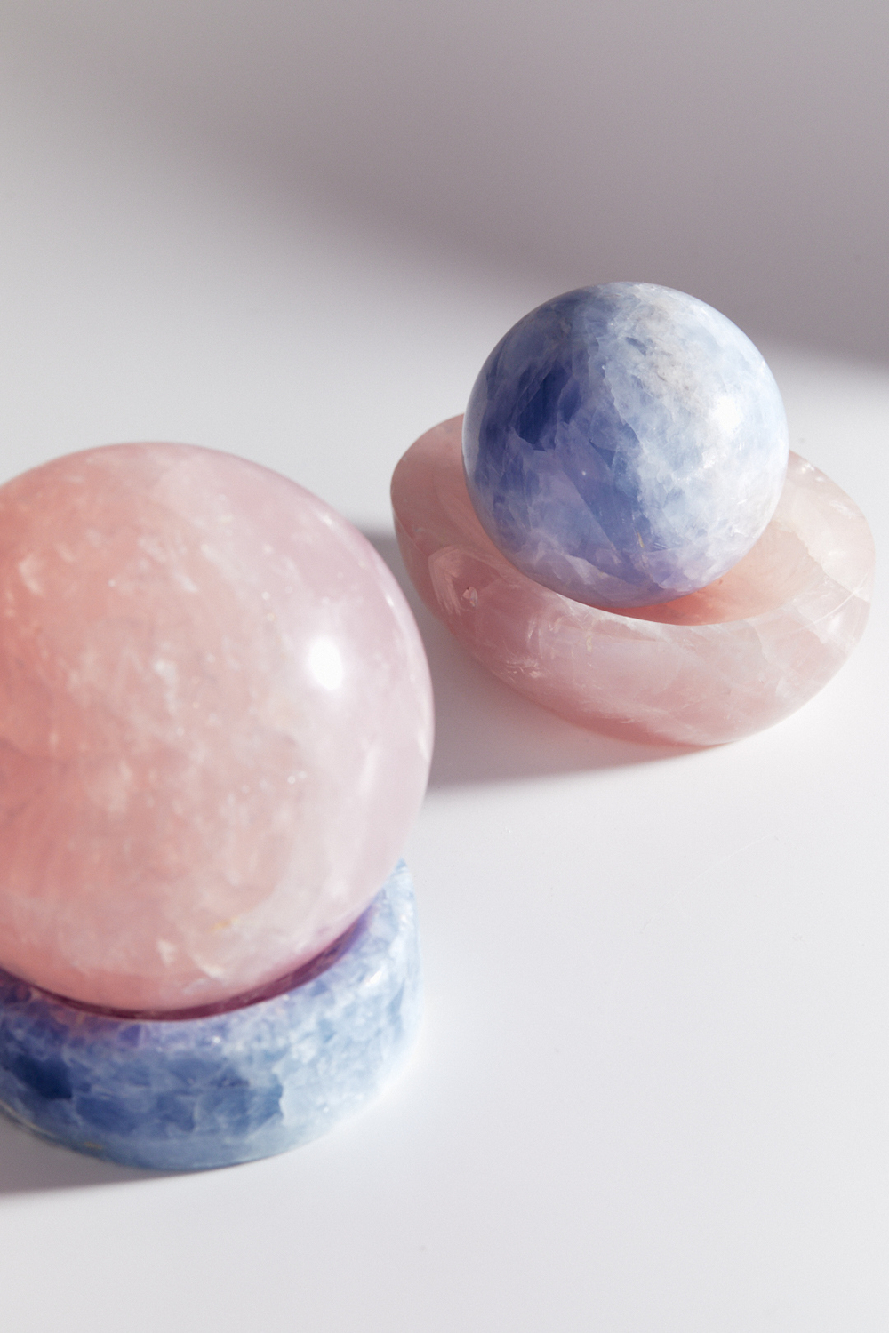 Шар из голубого кальцита