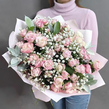 Букет из 7 кустовых пионовидных роз сорта "Angel Bombastic"