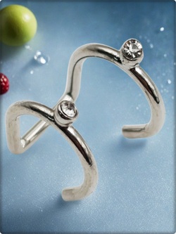 Клипса двойная с кристаллами для имитации пирсинга уха без прокола.