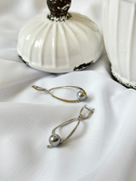 Серьги большие треугольники с серой жемчужиной, оттенок серебро