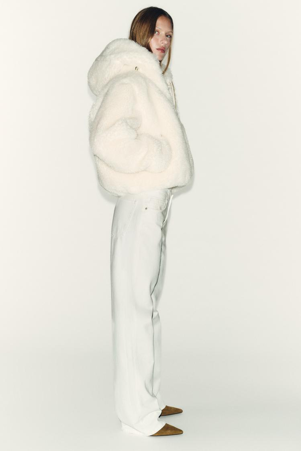 ZARA УТЕПЛЕННЫЙ БОМБЕР ИЗ ИСКУССТВЕННОГО МЕХА С КАПЮШОНОМ, ЭКРЮ