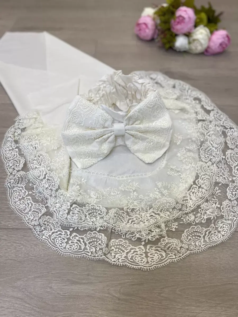 Кружевной уголок и бант на выписку