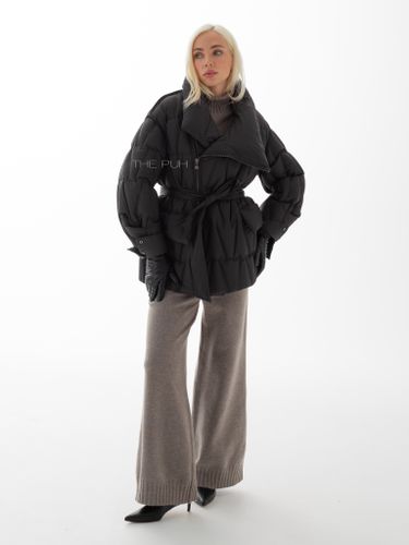 Удлиненный пуховик черного цвета на косой молнии