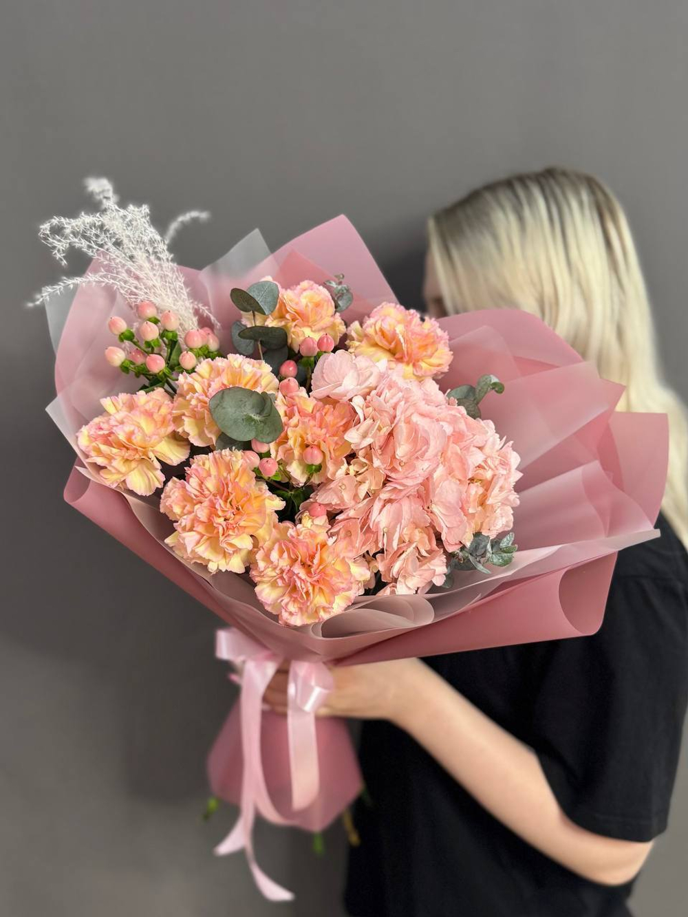 Авторский букет с гортензией и диантусами