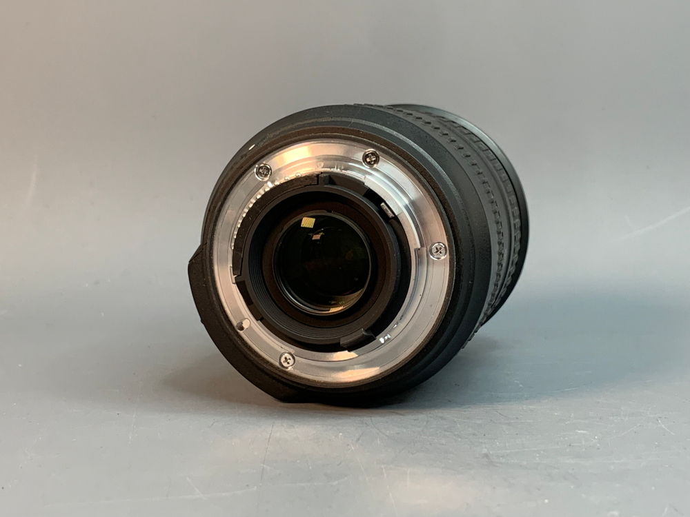 Nikon 18-200mm 3.5-5.6G ED AF-S VR II DX царапка на линзе