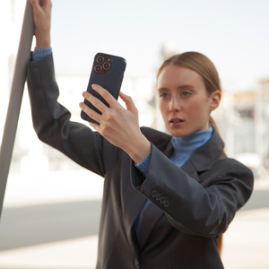 Чехол для iPhone 15 Pro из кожи сафьяно, темно-синего цвета