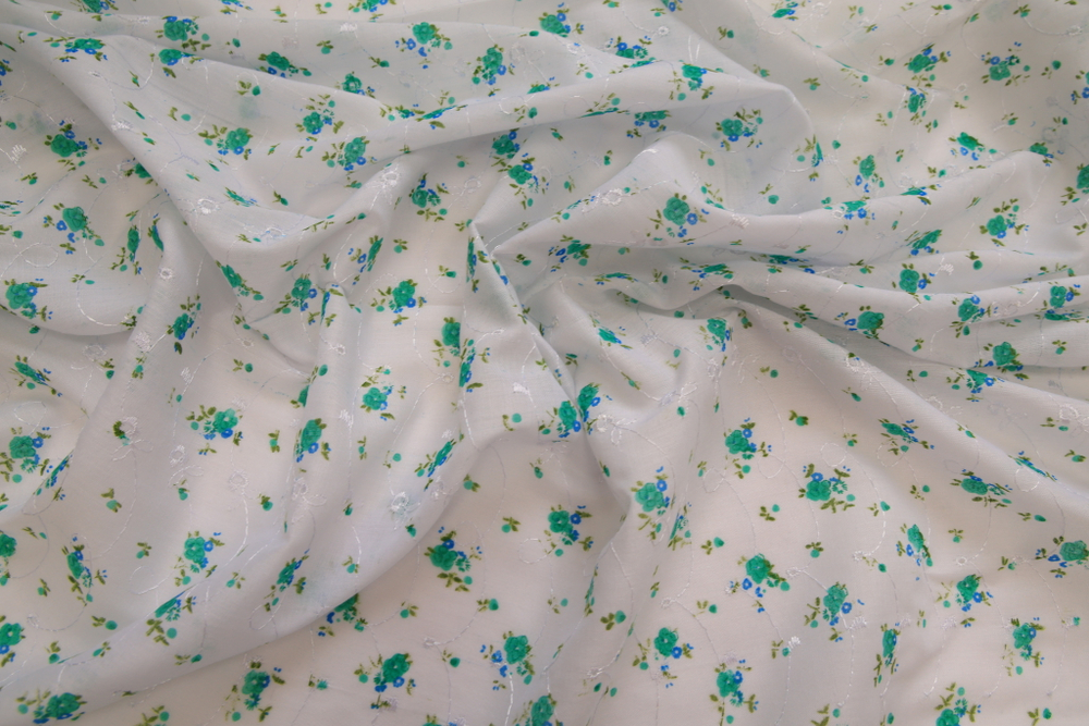 Батист вышивка в зеленый цветок