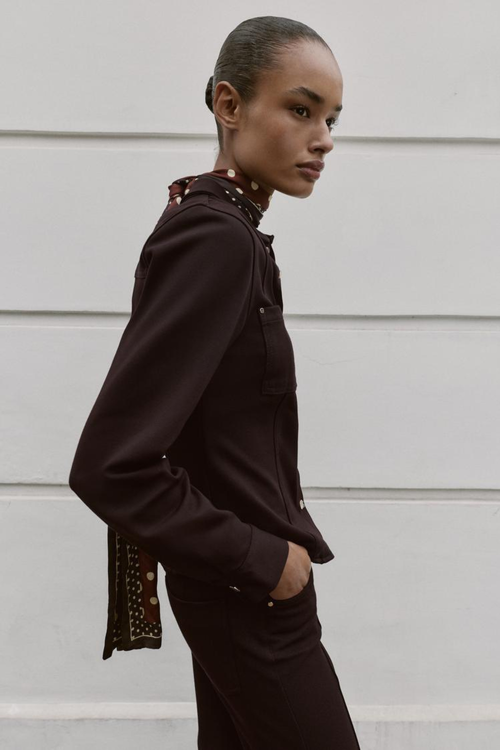 ZARA ПРИТАЛЕННАЯ РУБАШКА ИЗ КРЕПА, КОРИЧНЕВЫЙ